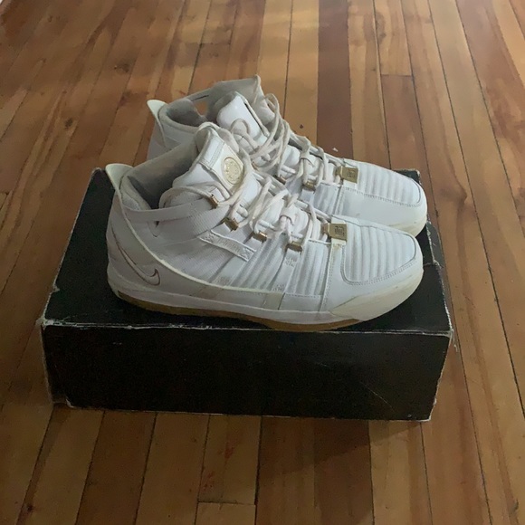 LEBRON Basketball Shoes - Picture 2 of 6